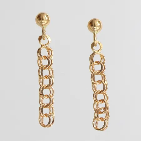 Ett par örhängen Bismarck, längd 20mm, bredd ca 3mm, saknar snurrebuss, 18K Vikt: 0,8 g