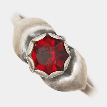Ring med röd sten, stl 15¾, silver Vikt: 1,3 g