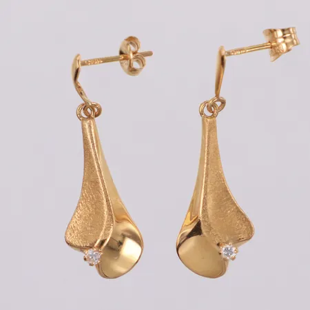 Ett par örhängen med vita stenar, längd 30,6mm, bredd 1,2-9,2mm, N S E, 18K Vikt: 1,3 g