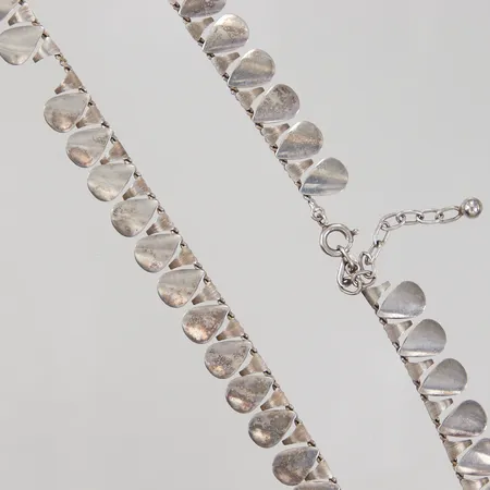Collier, integrerade berlocker, 45cm, bredd ca 10,7mm, vissa berlocker saknas/slitage, Silver 835/1000  Vikt: 16,7 g