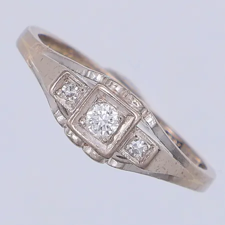 Ring, diamanter 1 x ca 0,06ct + 2 x ca 0,01ct, stl 18, Lawepe år 1960, 18K Vikt: 3 g