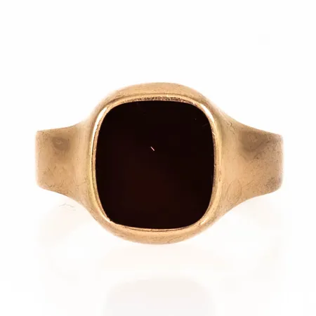 Klackring i 18K guld med rödbrun sten. Den är i storlek 17¼, är 2,8 - 12 mm bred och väger 3,3g. 