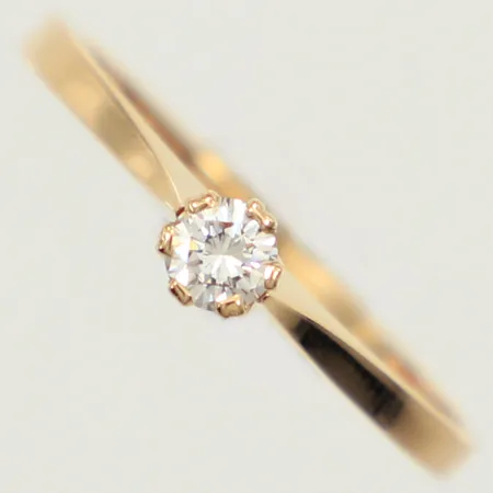 Ring med diamant 0,12ct enligt gravyr, stl 16¼, bredd 1,5-3,7mm, Hans Strömdahl AB Stockholm 1986, 18K  Vikt: 1,4 g