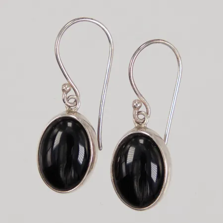 Ett par örhänge med cabochonslipade onyx, längd ca 31mm, bredd ca 11mm, Silver 925/1000 Vikt: 4,7 g