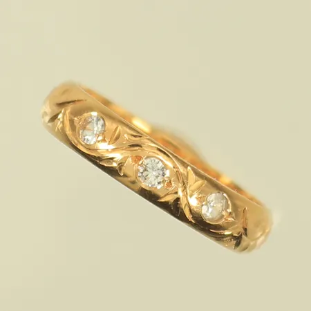 Ring med mönster och vita stenar, stl 16½, bredd 3,9mm, ALTON,18K  Vikt: 3,5 g