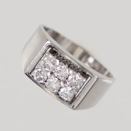 Ring med diamanter 6x ca 0,06ct, nagg på rondisten, slitna klor, stl 14¾, bredd ca 2,5 x 7,7mm, sliten, vitguld 18K Vikt: 5,6 g