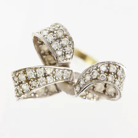 Ring, vitguld, vita stenar, stl 16, bredd 2-20mm, defekt dekoration, i behov av rodiering, 18K    Vikt: 7 g