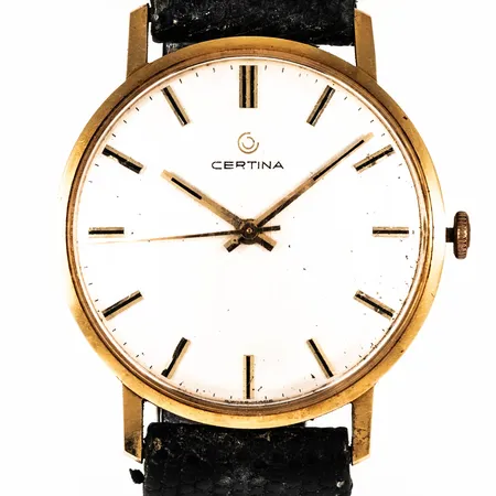 Herrur Certina i 18K guld. Boett Ø ca 33,8 mm, manuellt urverk, gravyr "FÖR NIT OCH REDLIGHET...", repigt glas, defekt band, smuts innanför glaset. Bruttovikt: 33,3g. 