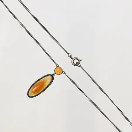 Collier med orange sten, längd 44,5cm, bredd 1-33mm, 830/1000 silver  Vikt: 5 g