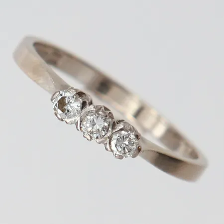 Ring med briljantslipade diamanter totalt 0,32ctv enligt gravyr, stl: 18¾, bredd 2-3mm, vitguld 18K.  Vikt: 2,9 g