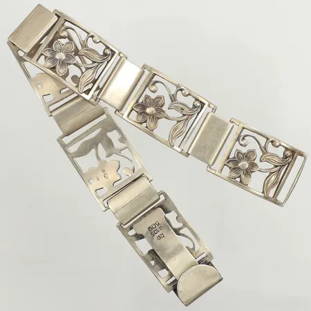Armband med floral dekor, längd 18,5cm, bredd 17,5mm, 830/1000 silver  Vikt: 28,3 g
