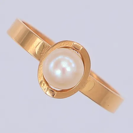 Ring, odlad saltvattenpärla, stl 18, 18K Vikt: 2,7 g