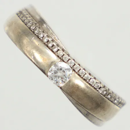 Ring vita stenar, stl 18¼, bredd 5,7mm, 925/1000 silver  Vikt: 3,7 g