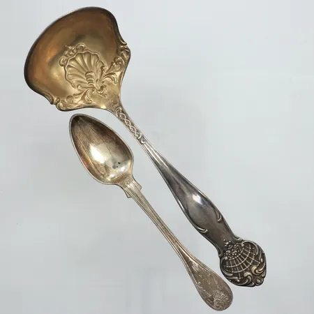 Såsslev, längd 18cm, sked, längd 14cm, gravyr, silver  Vikt: 64,5 g