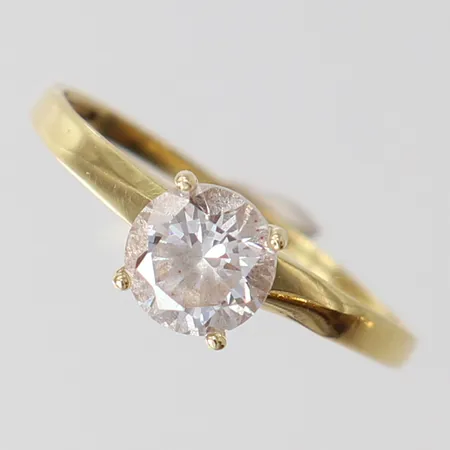 Ring med vit sten, stl: 18, bredd 1-6mm, skev i fattning, 18K.  Vikt: 1,5 g