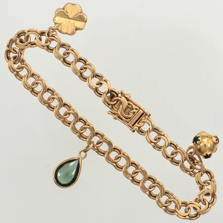 Armband Bismarck 19cm, bredd 6,6mm, tre berlocker varav en med grön sten, 18K  Vikt: 17,9 g