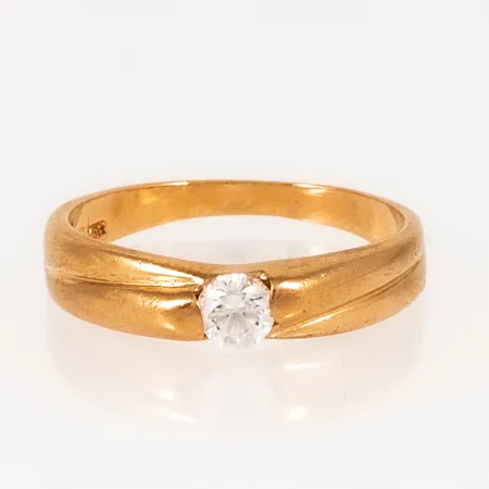 Ring i 18K guld med vit sten. Den är i storlek 17¼, är 1,9 - 4,2 mm bred och väger 3,1g. Stämplad GHA (Guldfynd), 750.