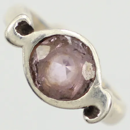 Ring lila sten, stl 16½, bredd 9,3mm, 925/1000 silver Vikt: 4,8 g