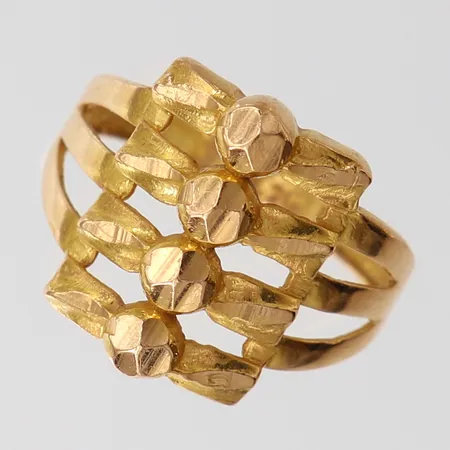 Ring, stl: 18, bredd 2,5-16mm, något skev, 21K.  Vikt: 3,5 g