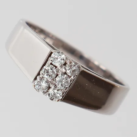 Ring med briljantslipade diamanter 6 x ca 0,04ct, stl: 17½, bredd 3,5-6,5mm, vitguld 18K.  Vikt: 5 g