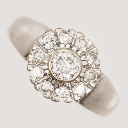 Ring med diamanter, 1x ca 0,23ct, 10x ca 0,03-0,04ct, Pique, stl 17¾, bredd ca 11mm, 18K Vikt: 4,7 g