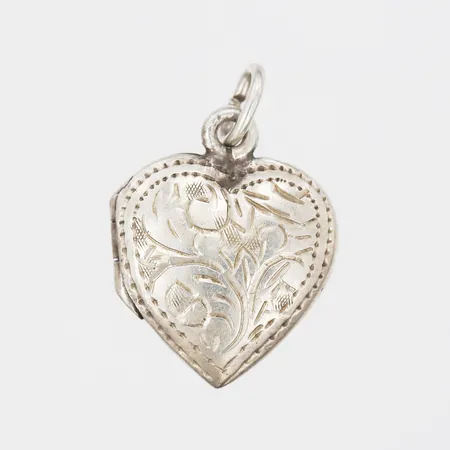 Hänge/medaljong, hjärta med dekor i relief, ca 16x14mm, silver. Vikt: 2,2 g