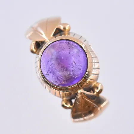 Ring med lila sten, stl 17, bredd 3-11 mm, 18K. Vikt: 4 g