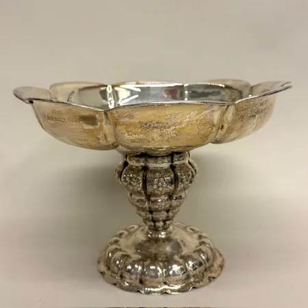 Prispokal/Fruktskål, höjd 19cm, blomdekor, gravyr, 830/1000 silver Vikt: 620 g