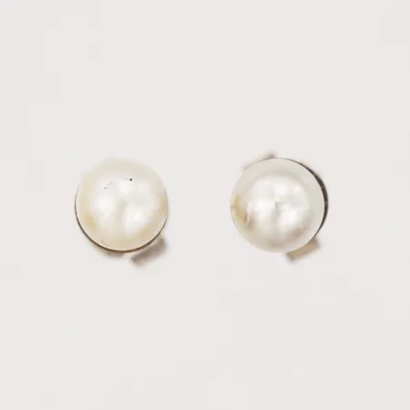 Ett par örhängen med odlade saltvattenpärlor, Ø 5mm, silver Vikt: 0,9 g