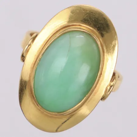 Ring med grönsten, stl 17½, bredd 2,6-23,8mm, smärre repor på skena, 18K Vikt: 5,3 g