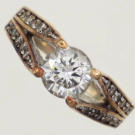 Ring, vita stenar, stl 16¾, bredd 7mm, 925/1000 silver Vikt: 5,9 g