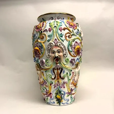 Urna med dekor av figurer i polykroma färger och guld,  höjd 52cm, Boucher 3419 Italy, stämplad R. Capodimonte GB, nagg på fotring, lätta nagg i dekor. OBS. SKICKAS EJ!  Specialfrakt, kontakta pantbankskontoret för mer information.