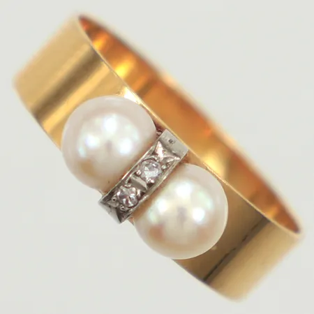 Ring med odlade pärlor och diamanter 2x ca 0,01ct 8/8-slipade, stl 16¼, bredd 4,8-5mm,  Roskvist Guld Yngve Lidköping 1969, 18K  Vikt: 2,3 g