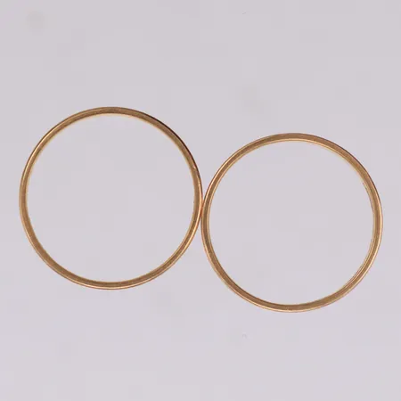 Två ringar, stl 17¾, 18, Schalin, personlig gravyr, 18K Vikt: 4,9 g