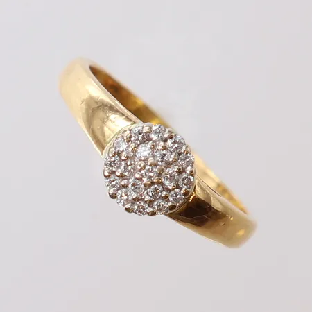 Ring med briljantslipade diamanter totalt 0,20ctv enligt gravyr, stl: 18, bredd 2,5-7,5mm, 18K. Vikt: 3,3 g