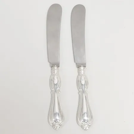 2 Smörknivar, modell: Olga, längd: 169mm, knivblad i rostfritt stål, GAB, Eskilstuna, 1993, silver, 830/1000 Vikt: 94,7 g