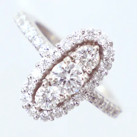 Ring diamanter, 1x0,50, 2x0,15, 30x0,14ct , totalt  0,42+0,80ct, enligt gravyr ,  TW / VS, vitguld,  Ø17, 18k,  fint skick Vikt: 8 g