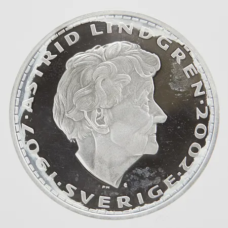 Minnesmedalj, Astrid Lindgren Sverige 1907-2002, Emil i Lönneberga 1963, Ø38,5mm, något missfärgat, silver, 999/1000, plastetui samt plastficka medföljer Vikt: 26,8 g