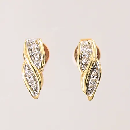 Ett par örhängen med 8/8-slipade diamanter 6 x ca 0,005ct vardera, längd: 11,2mm, bredd: 3,8-1,4mm, 18K  Vikt: 2 g