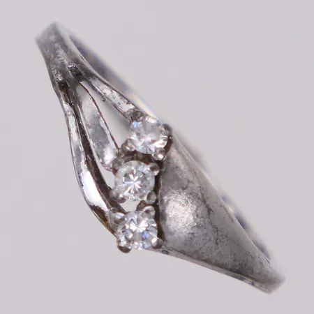 Ring med vita stenar, stl 16¾, bredd 1,6-6,2mm, silver 925/1000 Vikt: 1,7 g