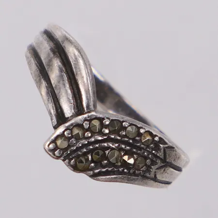 Ring med markasiter, stl 15¾, bredd 2,3-8,7mm, silver 925/1000 Vikt: 2,2 g