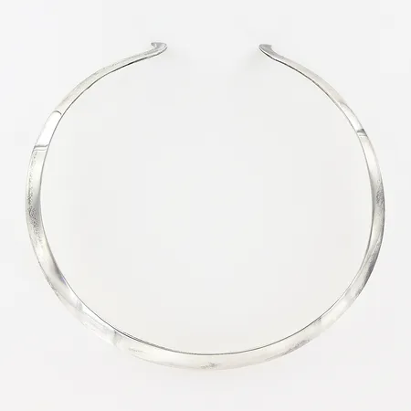 Stelt collier, innermått 12x11,5cm, öppen modell, bredd 5-9,5mm, svensk importstämpel, silver 925/1000. Vikt: 30,5 g