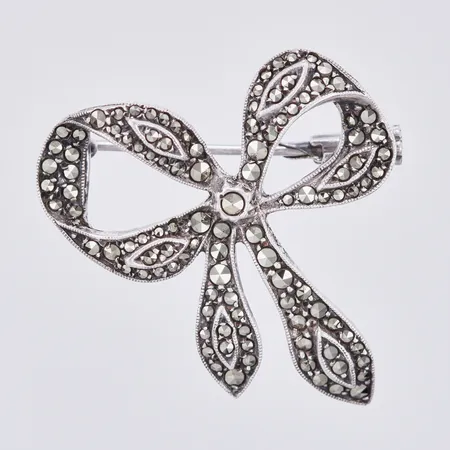 Brosch Rosett med Markasiter, längd ca 3cm, bredd ca 30mm, svensk importsstämpel, 830/1000 silver  Vikt: 6,4 g