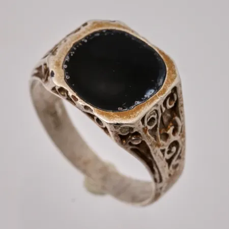 Klackring i silver, stl 19, bredd 3,4-12mm, svart emalj, 950/1000, vikt 4,05g.