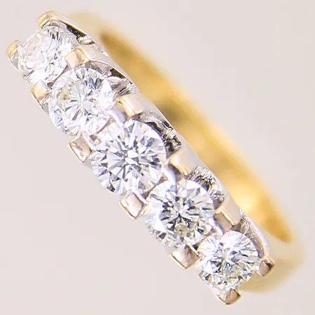 Ring med diamanter 2 x ca 0,16ct, 2 x ca 0,20ct, 1 x ca 0,25ct, stl 16¼, bredd 2-5mm, fattning i vg, mittstenen med mindre nagg vid rondist, 18K  Vikt: 7,8 g