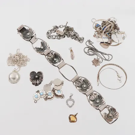Diverse silversmycken, flertalet med defekter. Vikt: 86,2 g