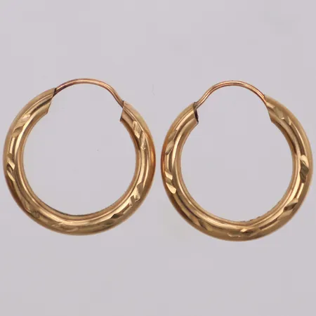 Ett par örhängen creoler med mönster, Ø16,1mm, bredd 2,4mm, 18K Vikt: 0,7 g