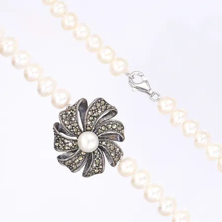 Halscollier med odlade pärlor och markasiter, 43cm, bredd 7-27mm, blomma och lås i silver 925/1000 Bruttovikt: 31,8g Vikt: 31,8 g