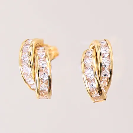 Ett par örhängen med vita stenar, längd: 12mm, bredd: 4-6mm, GHA, 18K  Vikt: 1,8 g