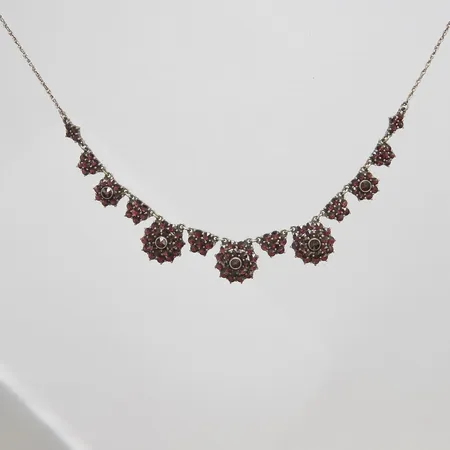 Collier med granater, defekt, kedja av, silver, 830/1000, bruttovikt 15,9g Vikt: 15,9 g